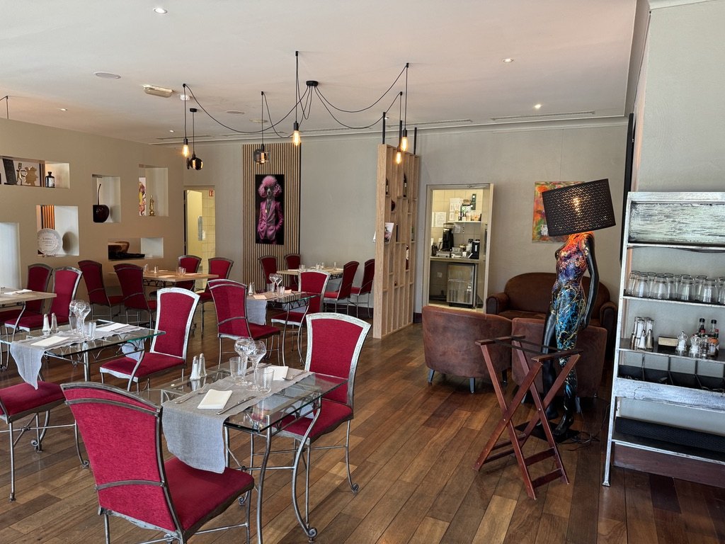 La salle du restaurant du Domaine des Folies, tables dressées