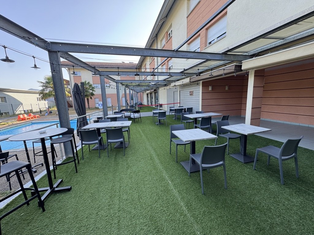 La terrasse du Domaine et sa piscine